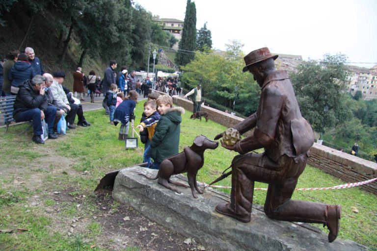 il primato gazzarrini tartufi di san miniato statua tartufaio bego