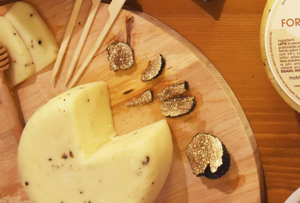 formaggio pecorino al tartufo